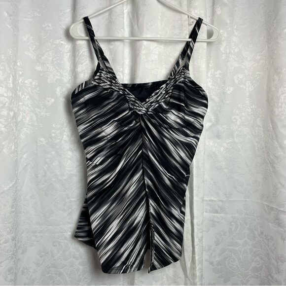 Miraclesuit
Love Knot Tankini Top - Picture 1 of 6